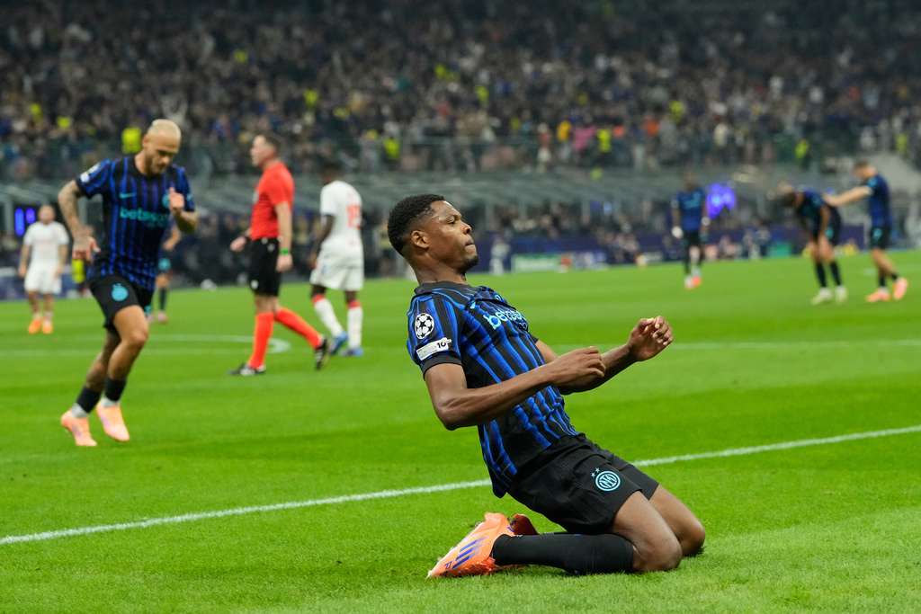 Inter Milan's Denzel Dumfries celebrates after scoring his side's second goal during the Champions League opening phase soccer match between Inter Milan and Slavia Prague, at the San Siro stadium in Milan, Italy, Tuesday, Sept. 30, 2025. (AP Photo/Luca Bruno)
