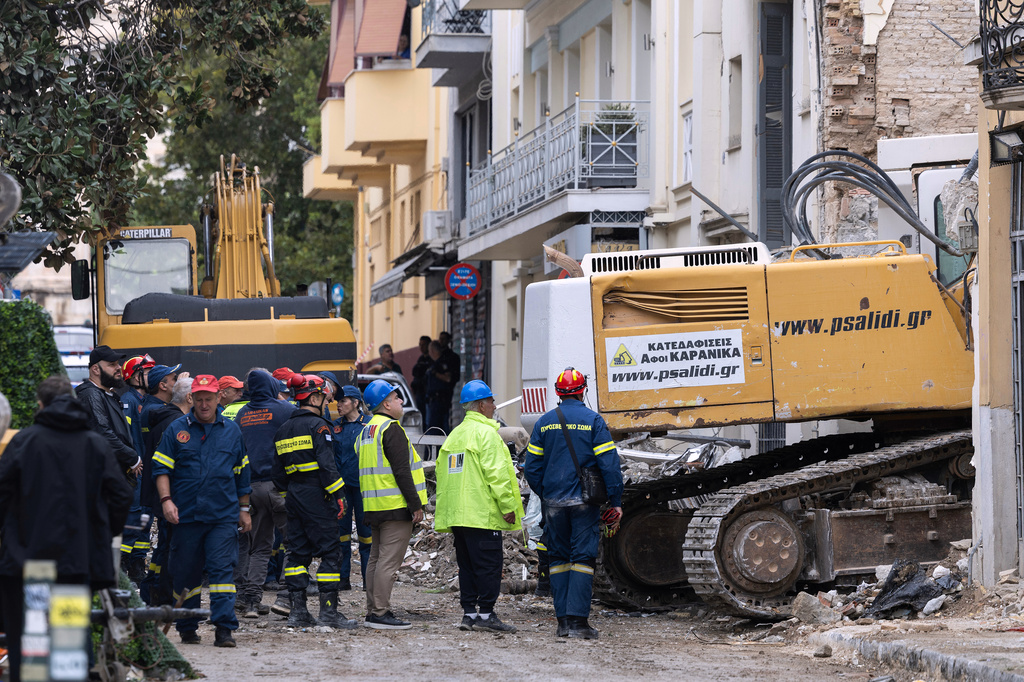 Rescuers work at the scene following Friday's powerful blast in Athens' Plaka district, Saturday, Sept. 26, 2026. (AP Photo/Yorgos Karahalis)