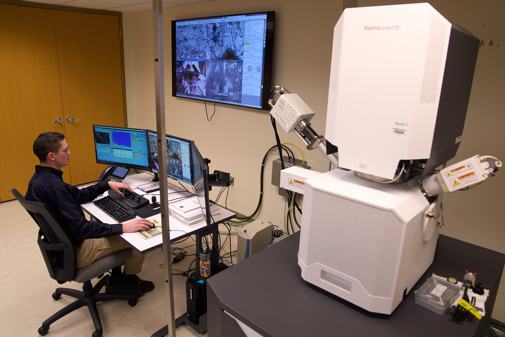 Materials Engineer Mike Meadows looks at training samples on a microelectronic microscope in the Materials Laboratory of the National Transportation Safety Board (NTSB), Tuesday, Jan. 20, 2026, in Washington. (AP Photo/Jacquelyn Martin)