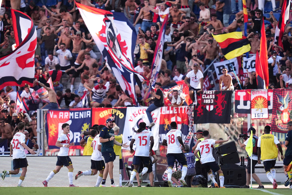 Genoa's Mikael Egill Ellertsson celebrates scoring with fans during the Serie A soccer match between Bologna and Genoa at the Renato Dall'Ara Stadium in Bologna, Italy, Saturday, Sept. 20, 2025. (Massimo Paolone/LaPresse via AP)