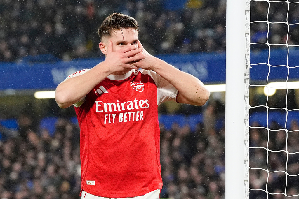 Arsenal's Viktor Gyoekeres celebrates after scoring his side’s second goal during the English League Cup semifinal first leg soccer match between Chelsea and Arsenal in London, Wednesday, Jan. 14, 2026. (Nick Potts/PA via AP)