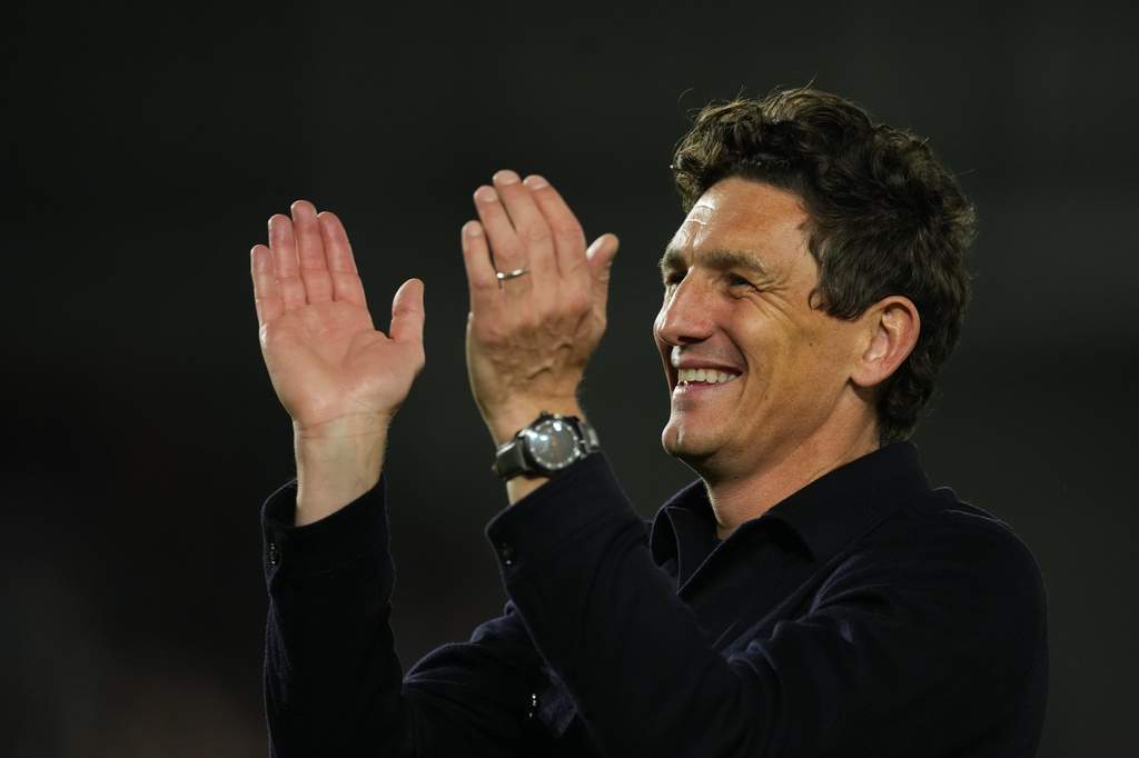 Brentford's head coach Keith Andrews wlaks off the pitch after the Premier League soccer match between Brentford and Chelsea in London, England, Friday, Sept. 18, 2026. (AP Photo/Dave Shopland)