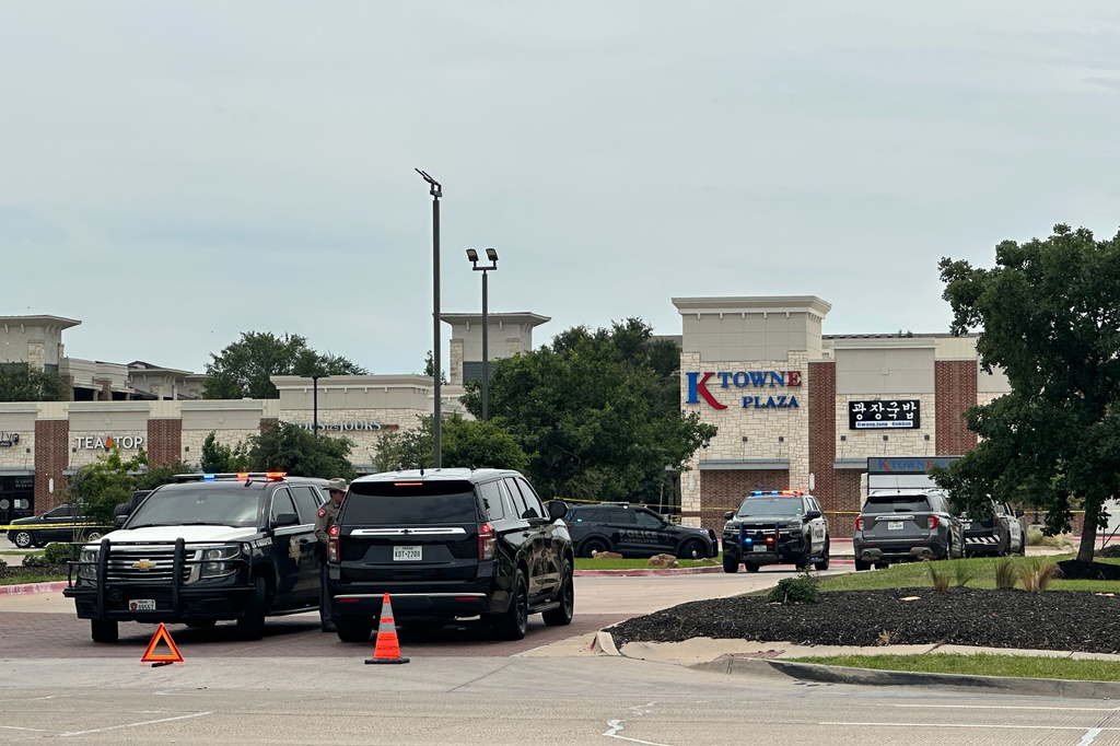 Law enforcement responds to the scene of a shooting Tuesday, May 5, 2026, at K Towne Plaza in Carrollton, Texas. (AP Photo/Jamie Stengle)
