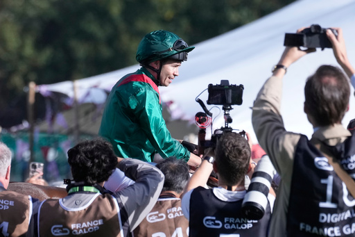 Mickael Barzalona , riding Daryz, reacts after winning the Qatar Arc de Triomphe horse race, Sunday, Oct. 5, 2025 at the Longchamp horse track in Paris. (AP Photo/Michel Euler) Mickael Barzalona , riding Daryz, reacts after winning the Qatar Arc de Triomphe horse race, Sunday, Oct. 5, 2025 at the Longchamp horse track in Paris. (AP Photo/Michel Euler)