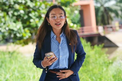 People's Party's Chonthicha Jangrew arrives outside the Thanyaburi Provincial Court in Pathum Thani province, north of Bangkok, Thailand, Tuesday, Sept. 30, 2025. (AP Photo/Sakchai Lalit) People's Party's Chonthicha Jangrew arrives outside the Thanyaburi Provincial Court in Pathum Thani province, north of Bangkok, Thailand, Tuesday, Sept. 30, 2025. (AP Photo/Sakchai Lalit)