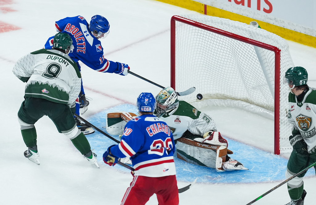 Kitchener Rangers' Cameron Arquette (11) scores against Everett Silvertips goalie Anders Miller (31) as Silvertips' Landon DuPont (9) and Luke Vlooswyk (5) watch during the third period of a Memorial Cup hockey game in Kelowna, British Columbia, Monday, May 25, 2026. (Darryl Dyck/The Canadian Press via AP)