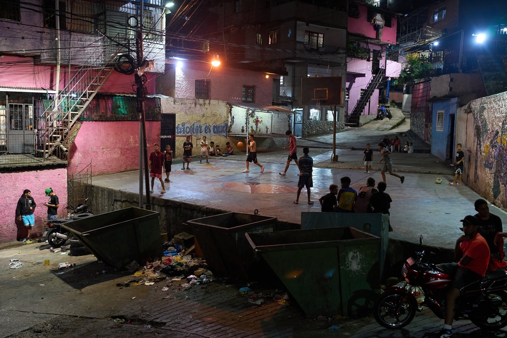 People play basketball in the neighborhood of Catia in Caracas, Venezuela, Sunday, Nov. 9, 2025. (AP Photo/Ariana Cubillos)