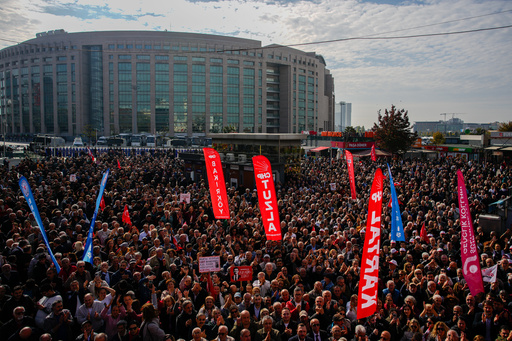 People listen to speeches during a rally in support of Istanbul's imprisoned opposition Mayor Ekrem Imamoglu as he appears for a hearing at the Caglayan courthouse, in Istanbul, Turkey, Sunday, Oct. 26, 2025. (AP Photo/Emrah Gurel) People listen to speeches during a rally in support of Istanbul's imprisoned opposition Mayor Ekrem Imamoglu as he appears for a hearing at the Caglayan courthouse, in Istanbul, Turkey, Sunday, Oct. 26, 2025. (AP Photo/Emrah Gurel)