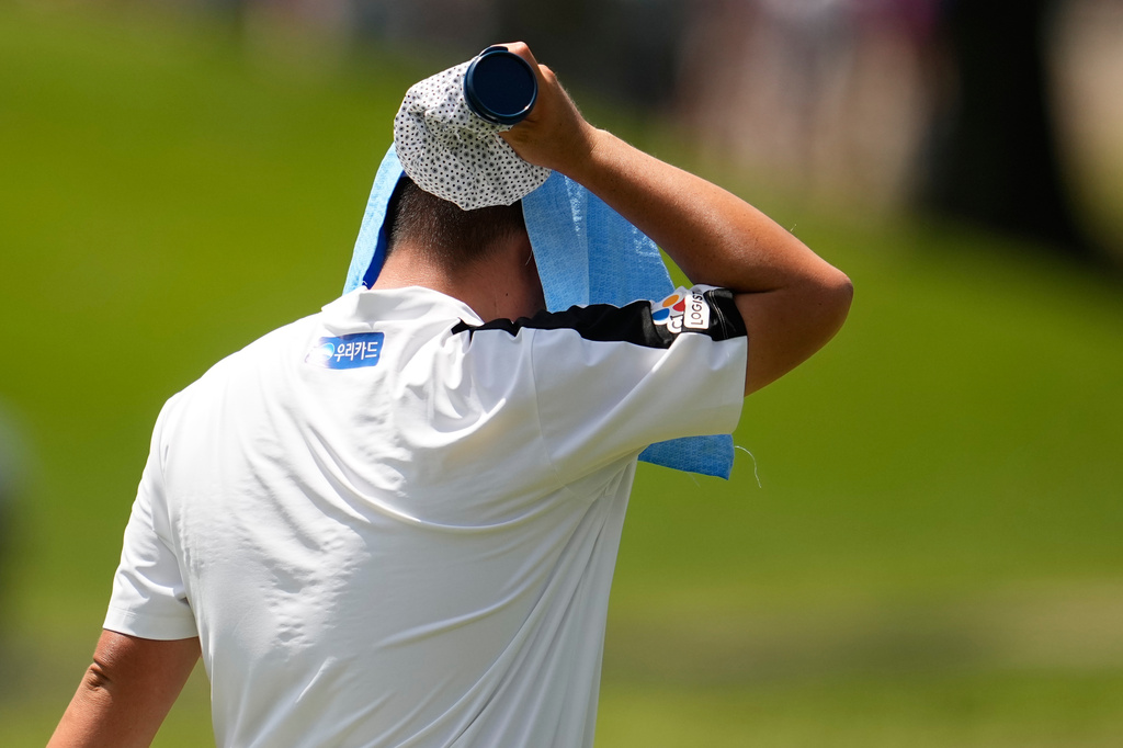 Sungjae Im, of South Korea, uses an ice pack to keep cool during the third round of the St. Jude Championship golf tournament Saturday, Aug. 15, 2026, in Memphis, Tenn. (AP Photo/George Walker IV)