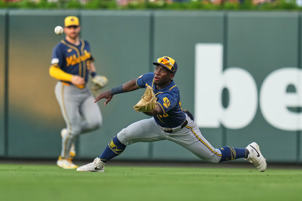 Milwaukee Brewers right fielder Luis Lara, right, dives to catch a fly ball by St. Louis Cardinals' Iván Herrera as Brewers center fielder Garrett Mitchell watches during the third inning of a baseball game Wednesday, July 8, 2026, in St. Louis. (AP Photo/Jeff Roberson)