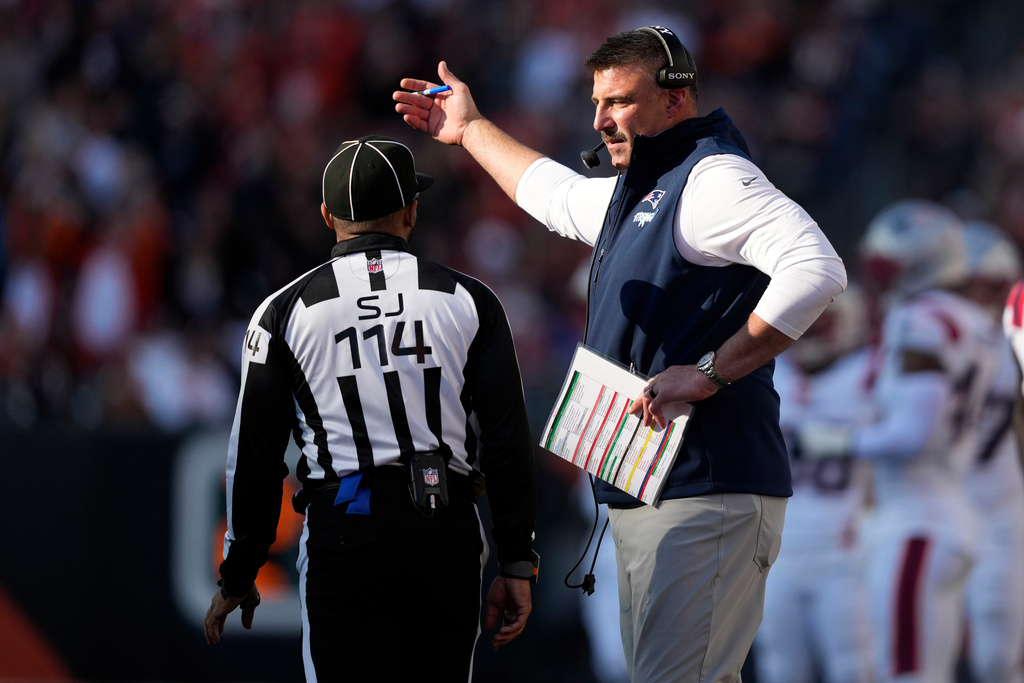 New England Patriots head coach Mike Vrabel talks with an official during the first half of an NFL football game against the Cincinnati Bengals, Sunday, Nov. 23, 2025, in Cincinnati. (AP Photo/Carolyn Kaster)