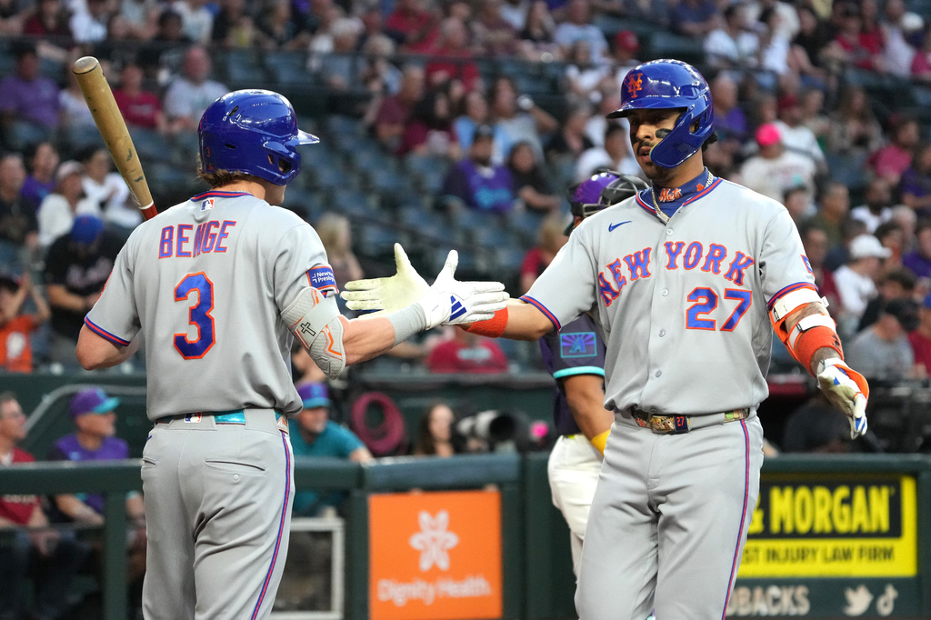 New York Mets' Mark Vientos (27) celebrates with Carson Benge (3) after hitting a solo home run against the Arizona Diamondbacks in the second inning of a baseball game, Friday, May 8, 2026, in Phoenix. (AP Photo/Rick Scuteri)