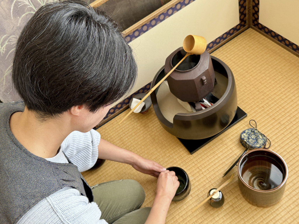 Anri Frank, practices making matcha during a traditional Japanese tea service class, Monday, Sept. 8, 2025, in San Francisco. (AP Photo/Haven Daley)
