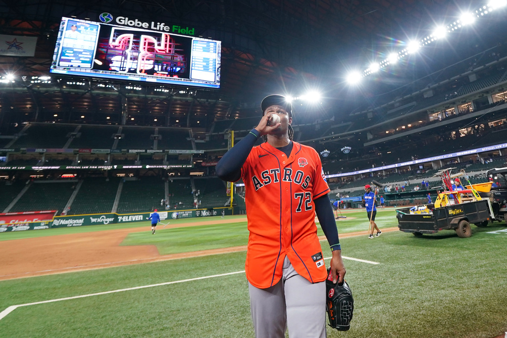 Houston Astros pitcher Alimber Santa kisses the ball after he helped his team earn a combined no-hitter during his major league debut in a baseball game against the Texas Rangers, Monday, May 25, 2026, in Arlington, Texas. (AP Photo/Julio Cortez)