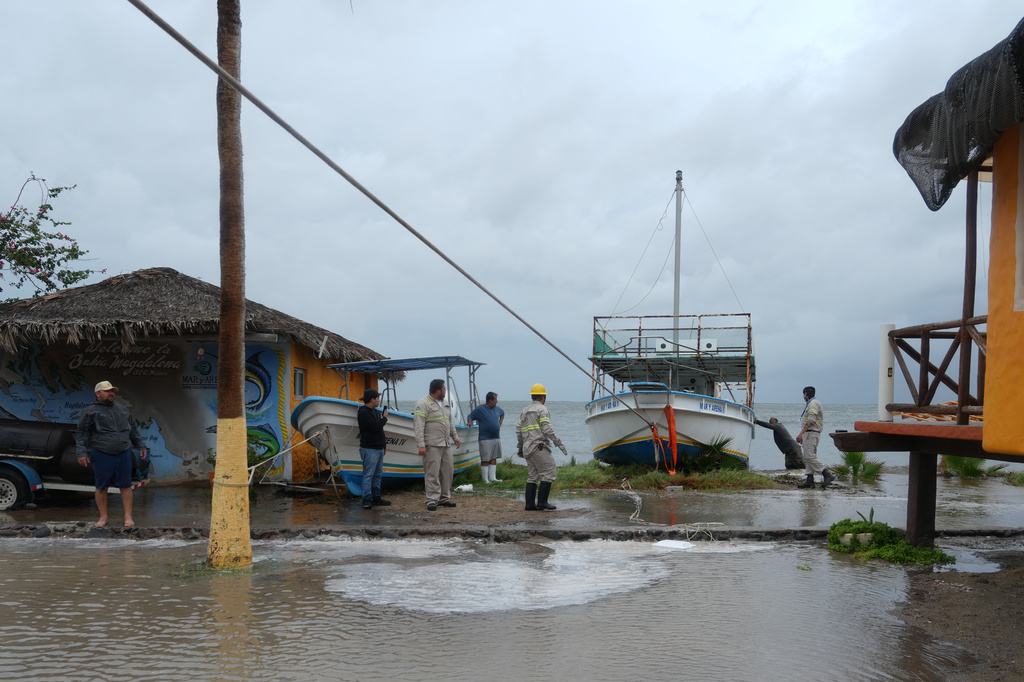 Workers pull a boat to shore as Hurricane Polo approaches Puerto San Carlos, Baja California Sur state, Mexico, Monday, Sept. 28, 2026. (AP Photo/Eduardo Verdugo)