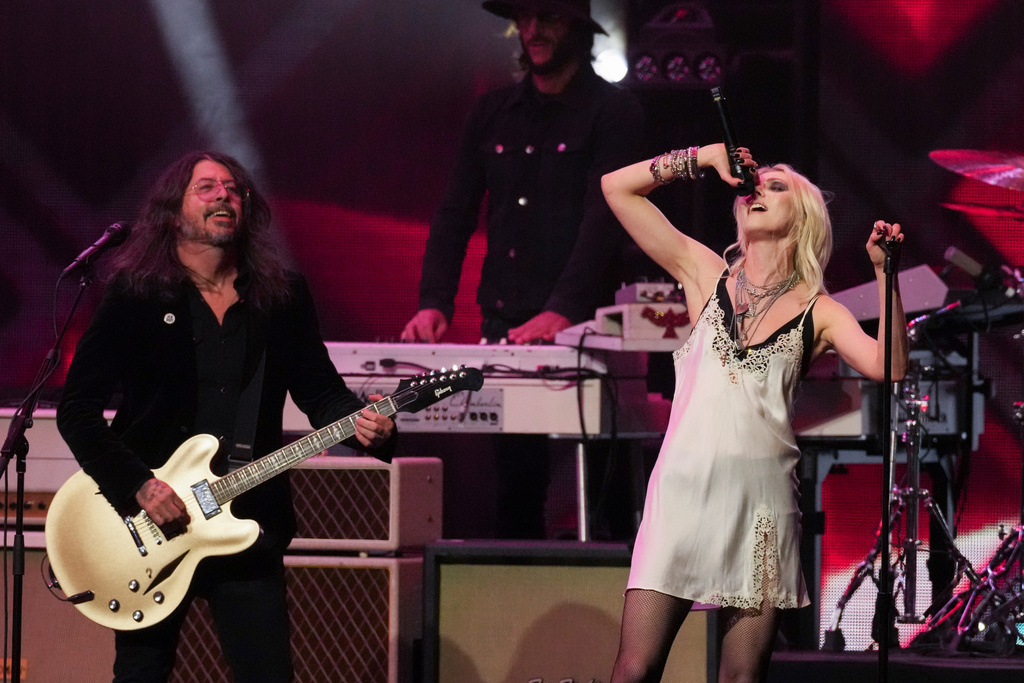 Dave Grohl of the Foo Fighters, left, and Taylor Momsen perform a medley during MusiCares Person of the Year honoring Mariah Carey on Friday, Jan. 30, 2026, in Los Angeles. (AP Photo/Chris Pizzello)