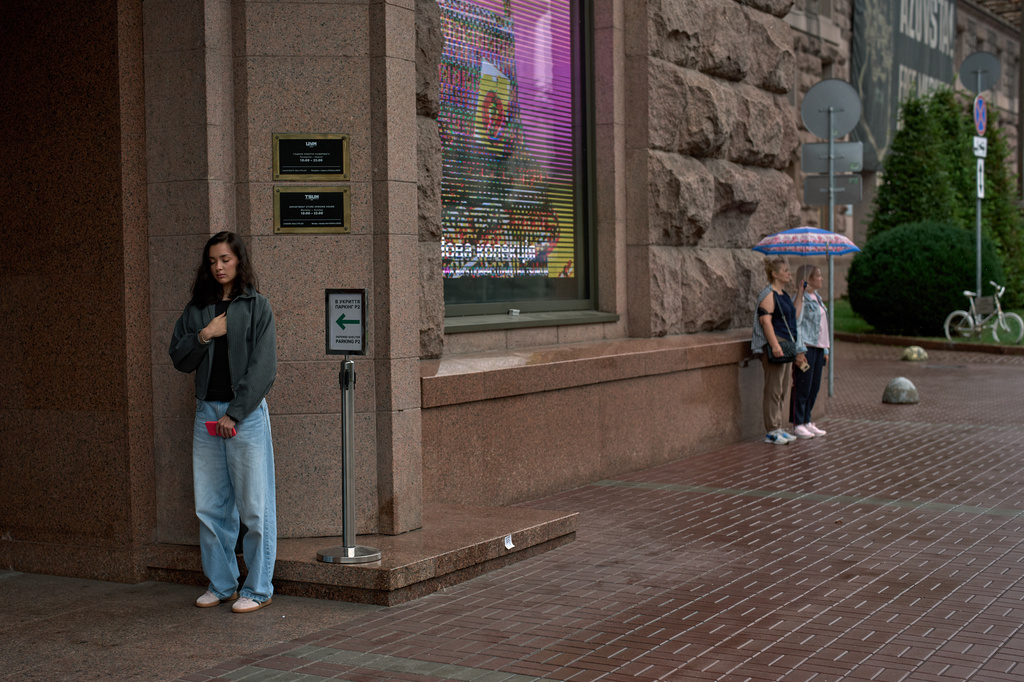 People observe a daily nationwide minute of silence in memory of soldiers killed in the war with Russia, in Kyiv, Ukraine Sunday, Aug. 30, 2026. (AP Photo/Francisco Seco)