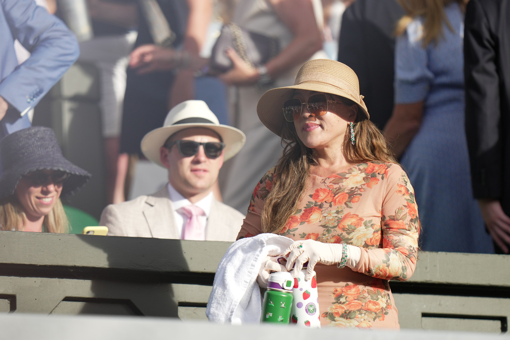 Tamaki Osaka, mother of Naomi Osaka, reacts to her daughter's victory against Aryna Sabalenka of Belarus in their fourth round women's singles match at the Wimbledon Tennis Championships in London, Sunday, July 5, 2026. (AP Photo/Brian Inganga)