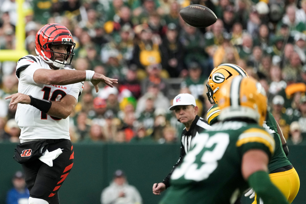 Cincinnati Bengals' Joe Flacco (16) passes against the Green Bay Packers in the second half of an NFL football game, Sunday, Oct. 12, 2025, in Green Bay, Wis. (AP Photo/Morry Gash)