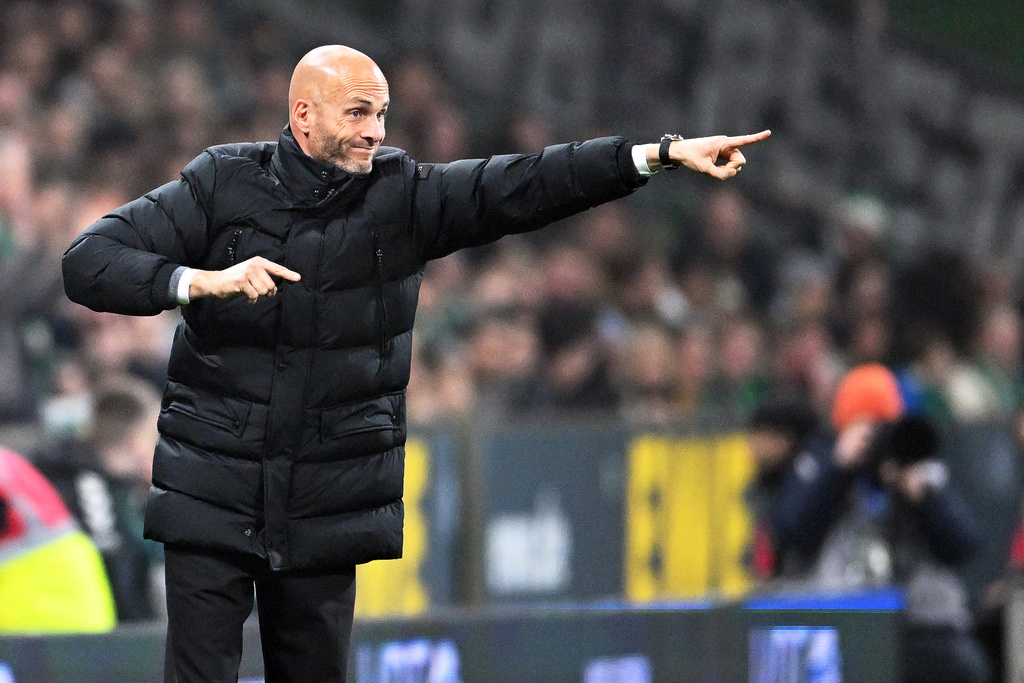 Wolfsburg's Coach Paul Simonis gesticulates on the touchline during the German Bundesliga soccer match between Werder Bremen and VfL Wolfsburg in Bremen, Germany, Friday, Nov. 7, 2025. (Carmen Jaspersen/dpa via AP)