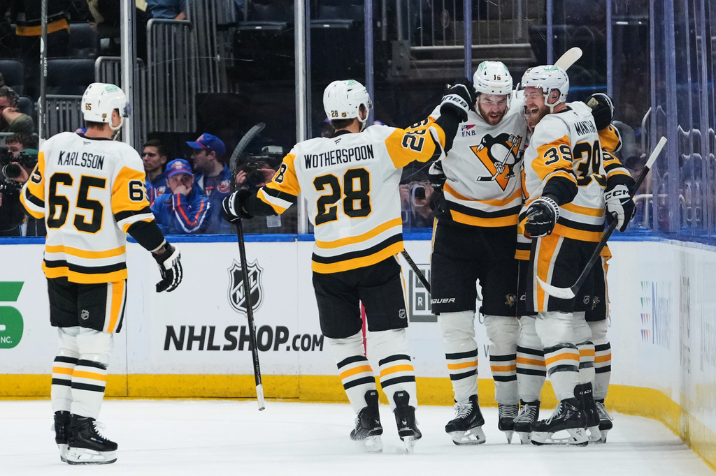Pittsburgh Penguins' Anthony Mantha (39) celebrates with teammates after scoring a goal during the second period of an NHL hockey game against the New York IslandersMonday, March 30, 2026, in Elmont, N.Y. (AP Photo/Frank Franklin II)