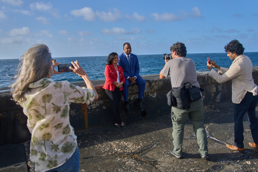 U.S. lawmakers Pramila Jayapal, D-Wash., center left, and Jonathan Jackson, D-Ill., pose for photojournalists at the Malecon in Havana, Saturday, April 4, 2026. (AP Photo/Ramon Espinosa)