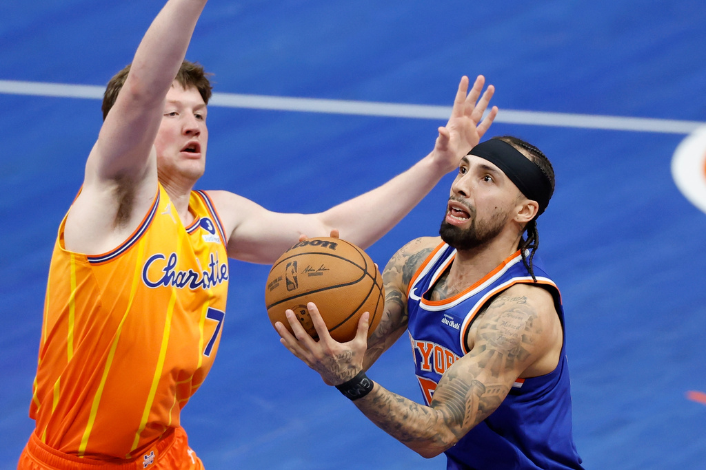 New York Knicks guard Jose Alvarado, right, drives to the basket against Charlotte Hornets guard Kon Knueppel, left, during the first half of an NBA basketball game in Charlotte, N.C., Thursday, March 26, 2026. (AP Photo/Nell Redmond)