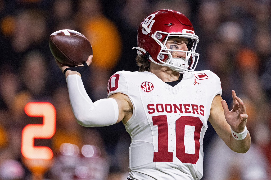 Oklahoma quarterback John Mateer (10) throws to a receiver during the first half of an NCAA college football game against Tennessee, Saturday, Nov. 1, 2025, in Knoxville, Tenn. (AP Photo/Wade Payne)
