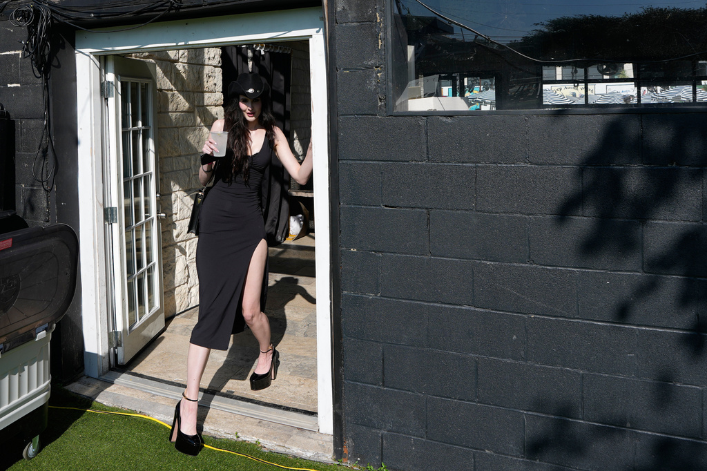 Zoe Raabe ducks as she passes through a doorway during a Tall Tour event Saturday, May 9, 2026, in Austin, Texas. (AP Photo/David J. Phillip)