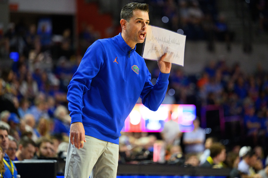 Florida head coach Todd Golden yells during the first half of an NCAA college basketball game against Tennessee, Saturday, Jan. 10, 2026, in Gainesville, Fla. (AP Photo/Noah Lantor)