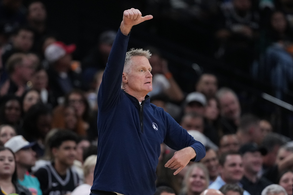 Golden State Warriors head coach Steve Kerr signals to his players during the second half of an NBA basketball game against the San Antonio Spurs in San Antonio, Wednesday, Nov. 12, 2025. (AP Photo/Eric Gay)