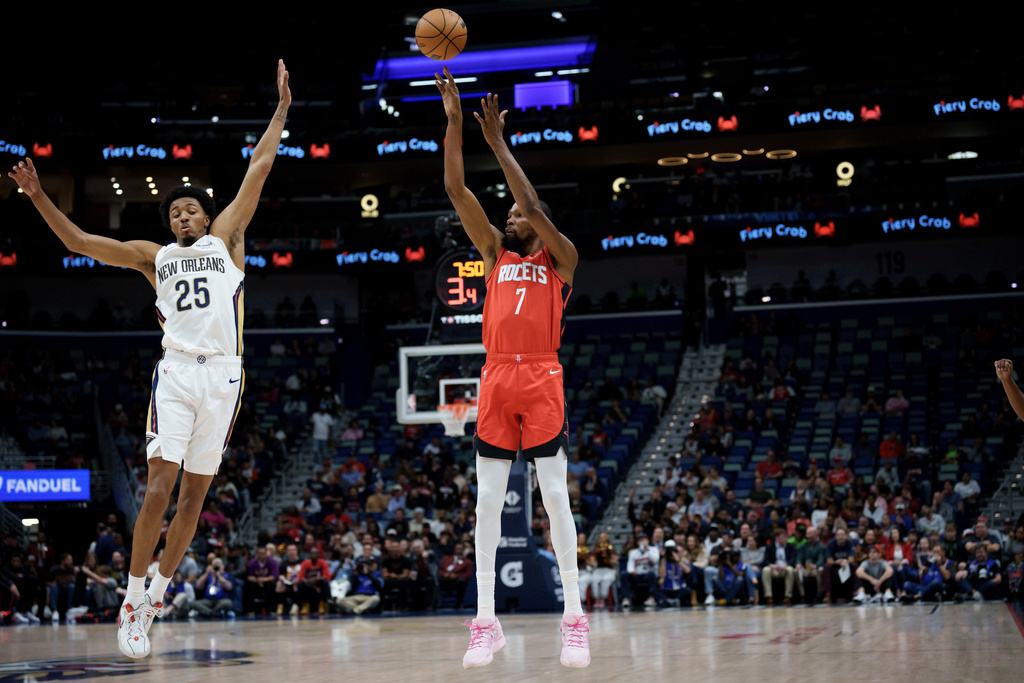 Houston Rockets forward Kevin Durant (7) shoots a 3-point basket against New Orleans Pelicans forward Trey Murphy III (25) during the first half of an NBA basketball game in New Orleans, Thursday, Dec. 18, 2025. (AP Photo/Matthew Hinton)