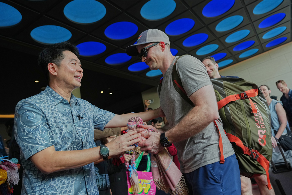 Pattaya City's Mayor Poramet Ngampichet gifts souvenirs to American service members from the USS Abraham Lincoln strike group at hotel in Pattaya, Thailand, Wednesday, Sept. 2, 2026. (AP Photo/Sakchai Lalit)