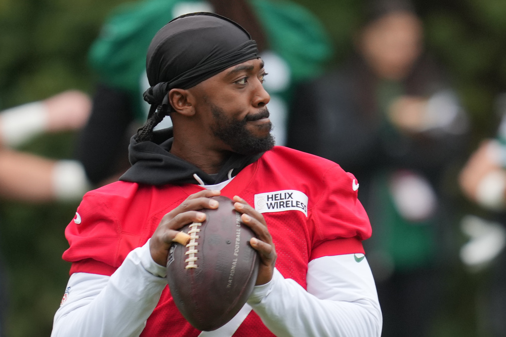 New York Jets quarterback Tyrod Taylor (2), works out during an NFL football practice at The Grove in Watford, England, Friday, Oct. 10, 2025. (AP Photo/Kin Cheung)