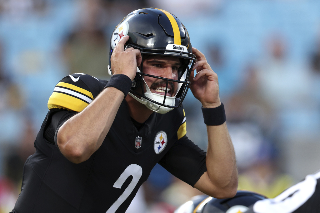 Pittsburgh Steelers quarterback Mason Rudolph plays against the Carolina Panthers during the first half of an NFL preseason football game, Thursday, Aug. 21, 2025, in Charlotte, N.C. (AP Photo/Scott Kinser)