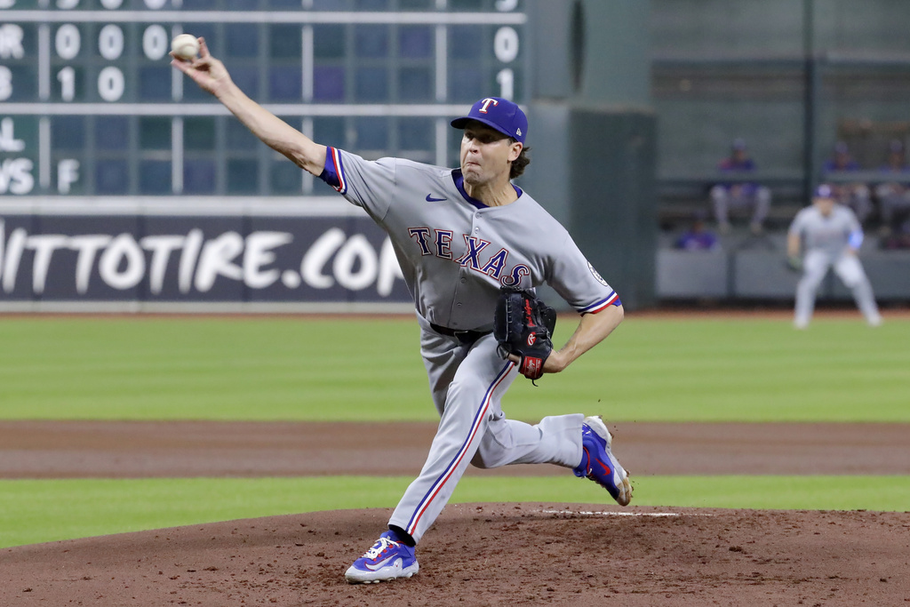 Texas Rangers starting pitcher Jacob deGrom throws against the Houston Astros during the first inning of a baseball game Wednesday, Sept. 17, 2025, in Houston. (AP Photo/Michael Wyke)