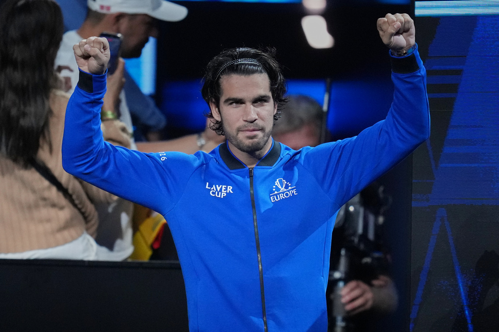 Team Europe's Carlos Alcaraz reacts to the crowd as he enters the stadium during the Laver Cup tennis tournament in London, Friday, Sept. 25, 2026. (AP Photo/Maja Smiejkowska)