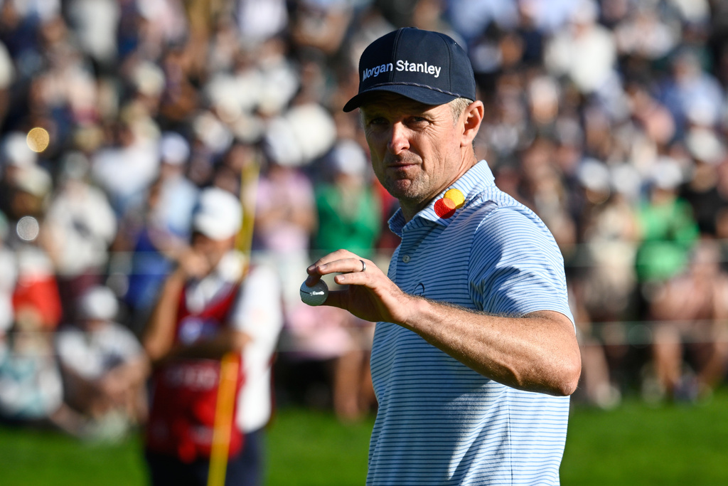 Justin Rose, of England, walks off the 18th green of the South Course at Torrey Pines during the third round of the Farmers Insurance Open golf tournament Saturday, Jan. 31, 2026, in San Diego. (AP Photo/Denis Poroy)