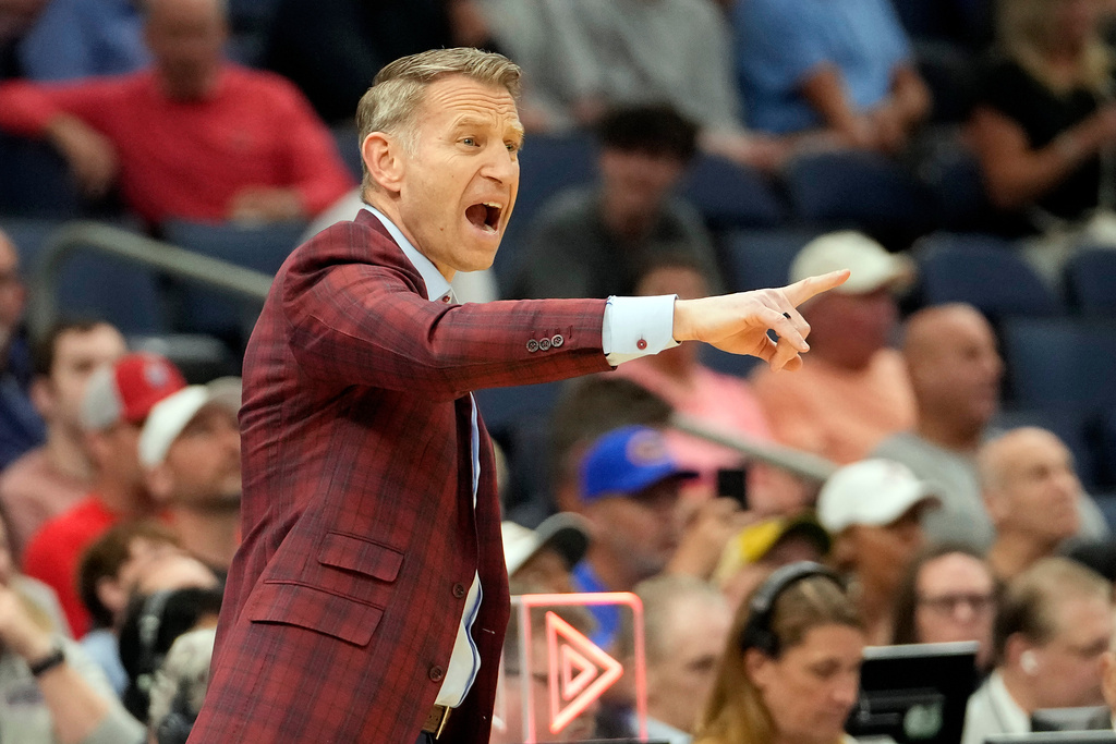 Alabama head coach Nate Oats calls a play against Hofstra during the second half in the first round of the NCAA college basketball tournament Friday, March 20, 2026, in Tampa, Fla. (AP Photo/Chris O'Meara)