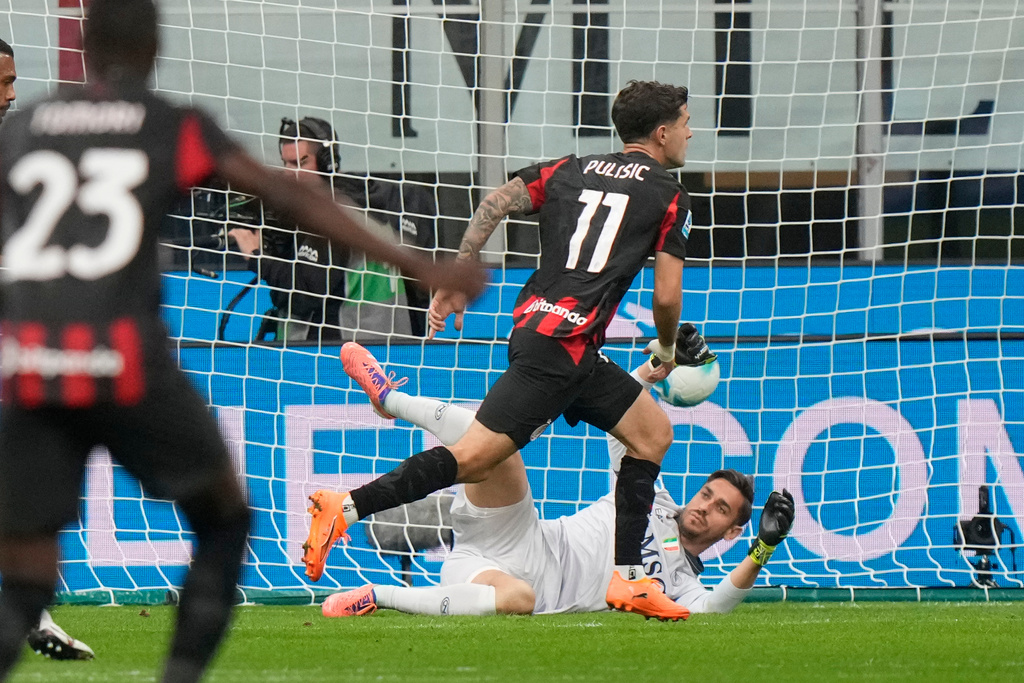 AC Milan's Christian Pulisic, centre, celebrates after scoring his side's second goal past Napoli's goalkeeper Alex Meret during the Serie A soccer match between AC Milan and Napoli at the San Siro stadium in Milan, Italy, Sunday, Sept. 28, 2025. (AP Photo/Luca Bruno)