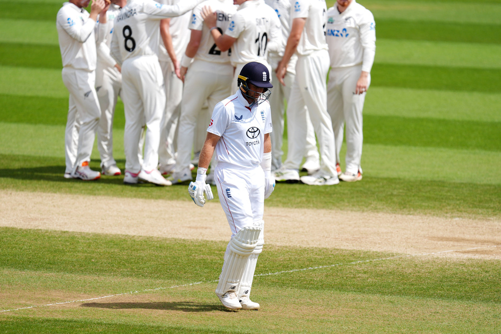 England's Joe Root reacts after being bowled out by New Zealand's Matt Henry on day five of the Second Rothesay Test cricket match between England and New Zealand in London, England, Sunday, June 21, 2026. (Ben Whitley/PA via AP