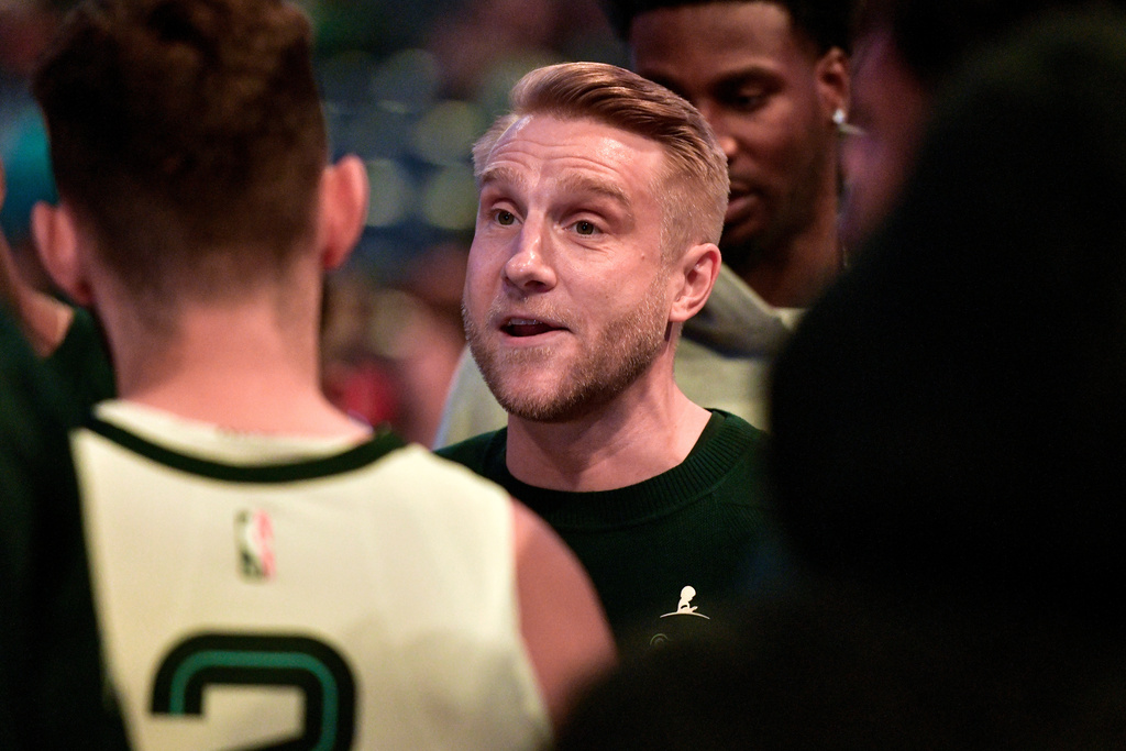 Memphis Grizzlies Head Coach Tuomas Iisalo talks with players before an NBA basketball preseason game against the Detroit Pistons, Monday, Oct. 6, 2025, in Memphis, Tenn. (AP Photo/Brandon Dill)