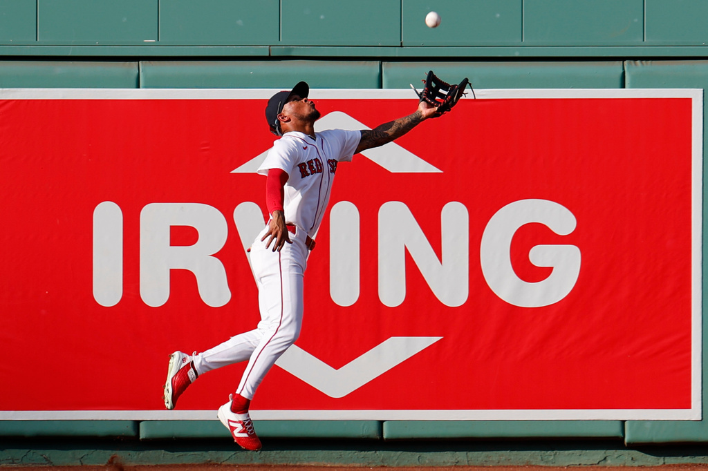 Boston Red Sox center fielder Ceddanne Rafaela reaches for a catch during the sixth inning of a baseball game against the Arizona Diamondbacks Wednesday, Aug. 19, 2026, in Boston. (AP Photo/CJ Gunther)