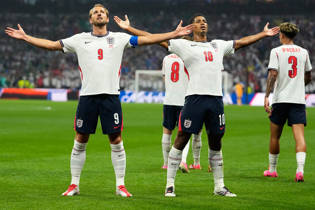 England's Jude Bellingham (10) celebrates with teammate Harry Kane (9) after scoring his team's first goal during the World Cup round of 16 soccer match between Mexico and England in Mexico City, Sunday, July 5, 2026. (AP Photo/Natacha Pisarenko)