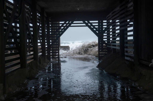 A hotel floods from an approaching storm, Sunday, Oct. 12, 2025, in Buxton, N.C. (AP Photo/Allison Joyce) A hotel floods from an approaching storm, Sunday, Oct. 12, 2025, in Buxton, N.C. (AP Photo/Allison Joyce)