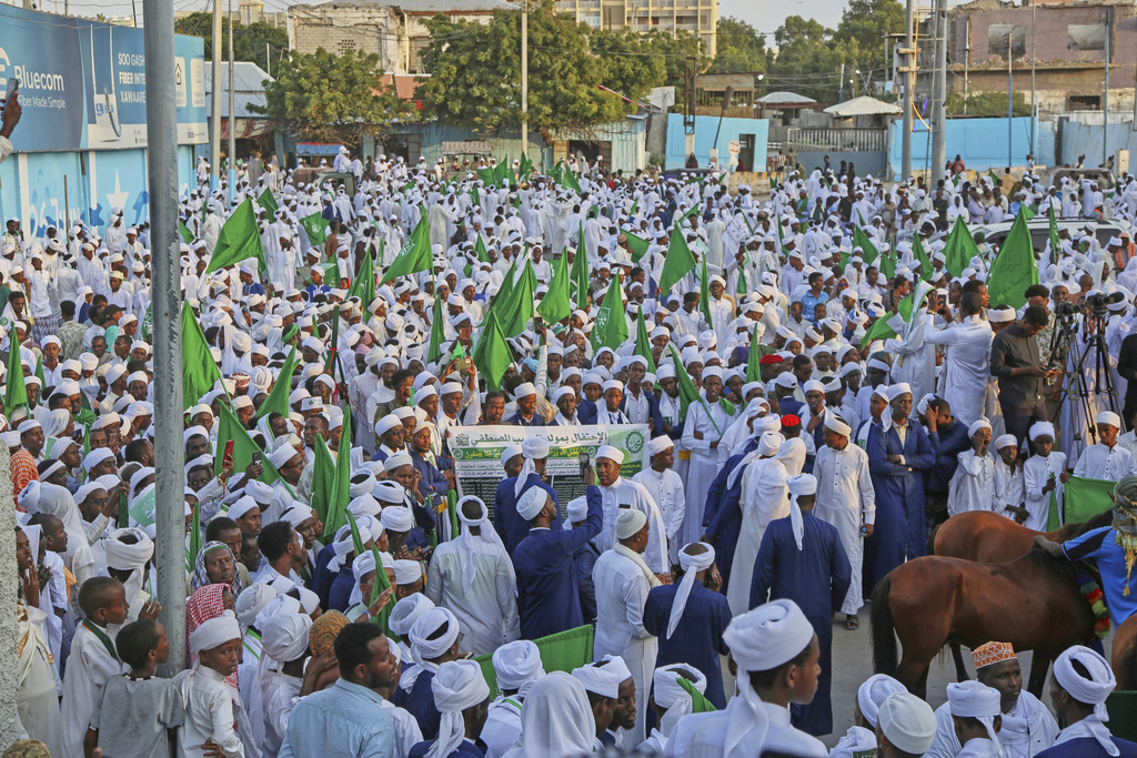 Residents raise green flags as they gather to celebrate Mawlid al-Nabi, the birthday of Prophet Muhammad, in Mogadishu, Somalia, Thursday, Sept. 4, 2025. (AP Photo/Farah Abdi Warsameh)