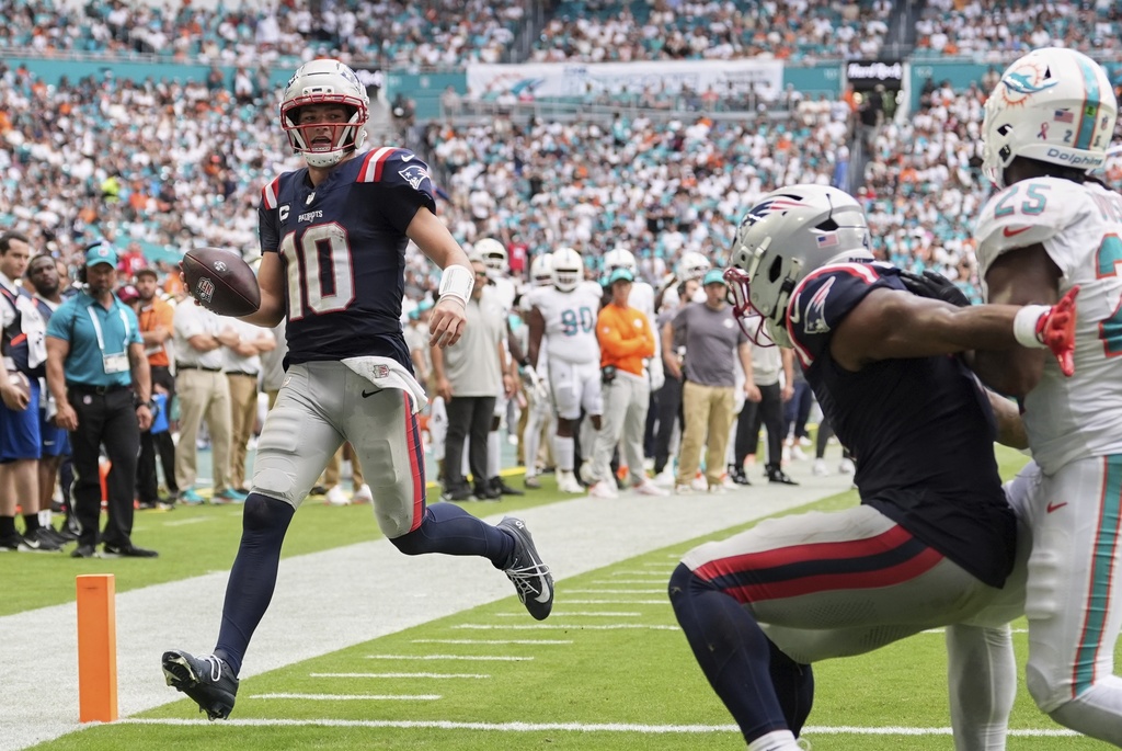 New England Patriots' Drake Maye runs for a touchdown during the second half of an NFL football game against the Miami Dolphins Sunday, Sept. 14, 2025, in Miami Gardens, Fla. (AP Photo/Rebecca Blackwell)