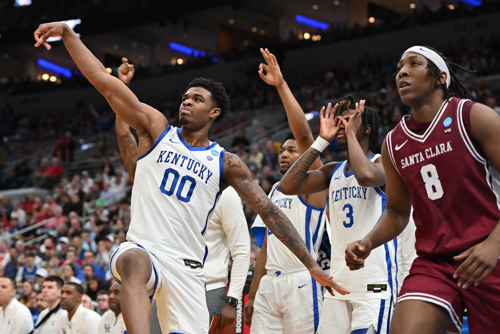 Kentucky's Otega Oweh (00) celebrates after making a basket as teammate Kam Williams (3) and Santa Clara's Elijah Mahi (8) watch during the second half in the first round of the NCAA college basketball tournament, Friday, March 20, 2026, in St. Louis. (AP Photo/Ali Overstreet)