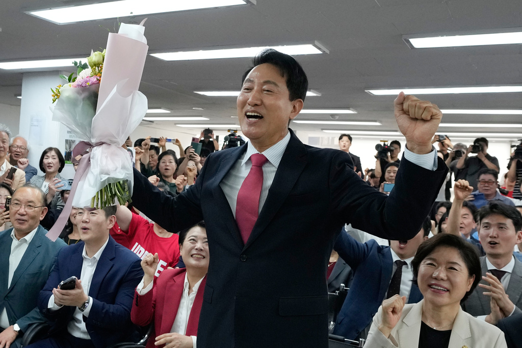 Seoul mayoral candidate Oh Se-hoon of the main opposition People Power Party celebrates his victory at his campaign office in Seoul, South Korea, Thursday, June 4, 2026. (AP Photo/Ahn Young-joon)