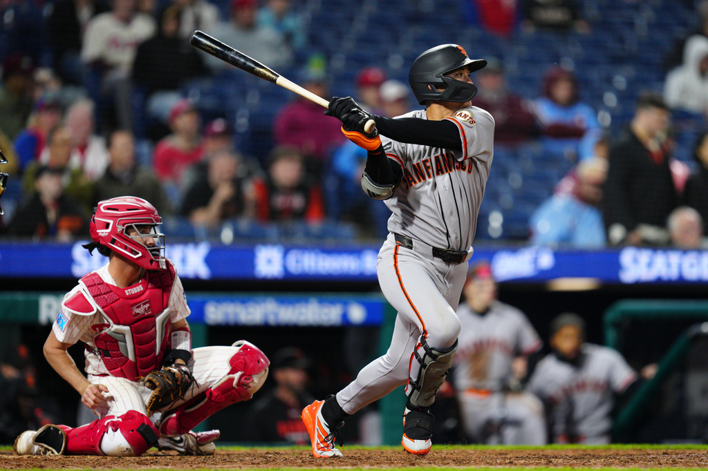 San Francisco Giants' Jung Hoo Lee watches his RBI single off Philadelphia Phillies pitcher José Alvarado during the ninth inning of the second baseball game of a doubleheader, Thursday, April 30, 2026, in Philadelphia. (AP Photo/Derik Hamilton)